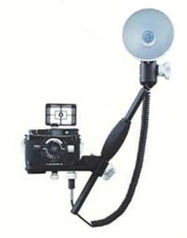 Invenció del flash electrònic.