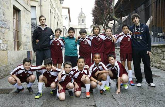 Futbol talde batean futbola ikasten dut. aurrekolari naiz