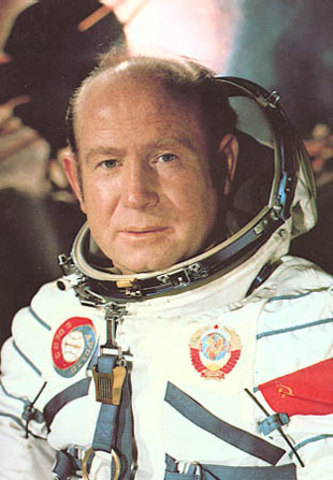 Primer paseo espacial