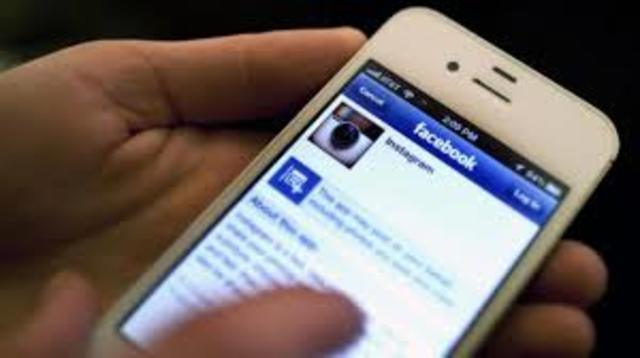 Condenada a un año de cárcel por espiar el móvil de su esposo