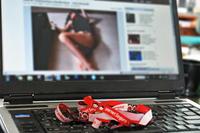 Detienen a un profesor de educación física por usar las redes sociales para corromper menores