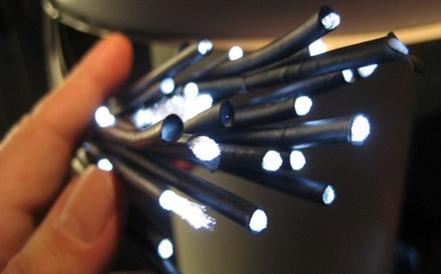 Idea de uso de la fibra óptica en líneas telefónicas