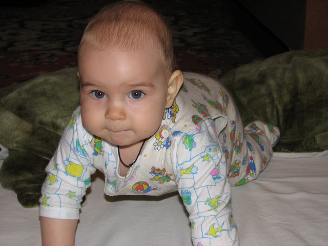 Ура, Данилушка пополз!!!