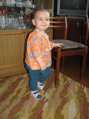 Первые шаги Данечки!