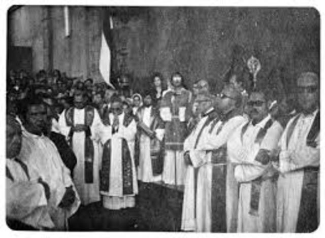 Arzobispo de San Salvador y abogado franco por los derechos humanos esta asesinado mientras que conduce la misa en San Salvador.