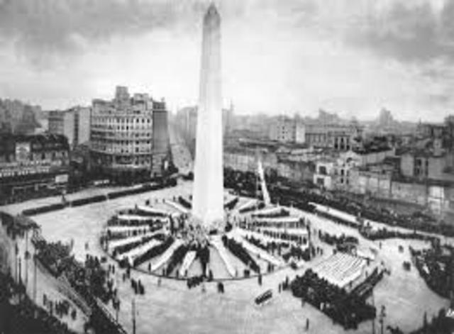 SOC. se inaugura el obelisco, monumento diseñado por Alberto Prebisch