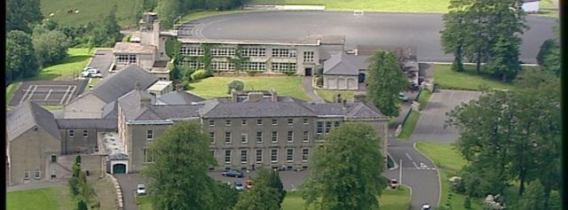 Ingresa al Portora Royal School, en Enniskillen.