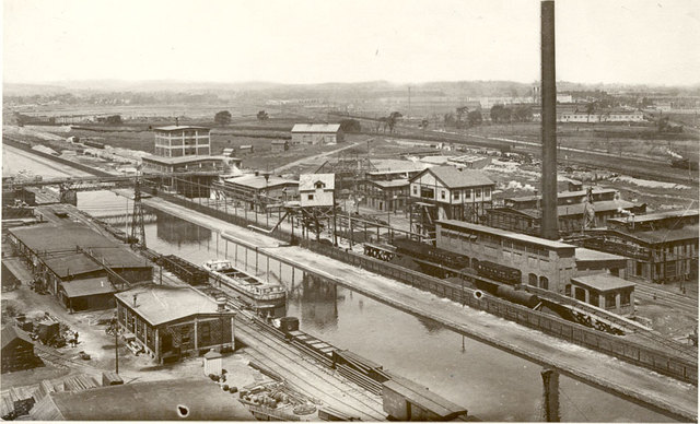 Treballa en una pedrera i en una fàbrica