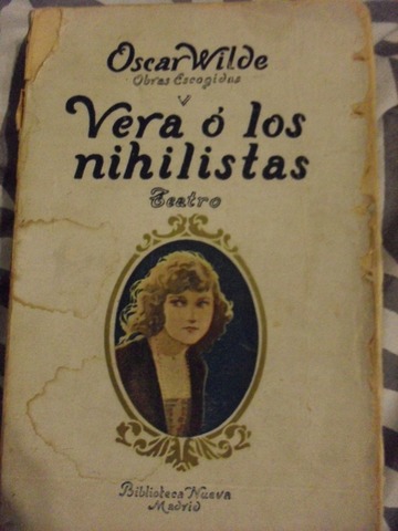 Escribe su primer drama, Vera o los nihilistas