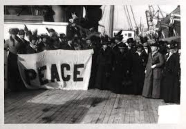Henry Ford Charges a Peace Ship