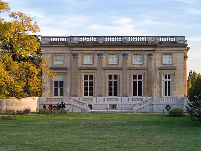 Gabriel construye el Petit Trianon en Versalles.