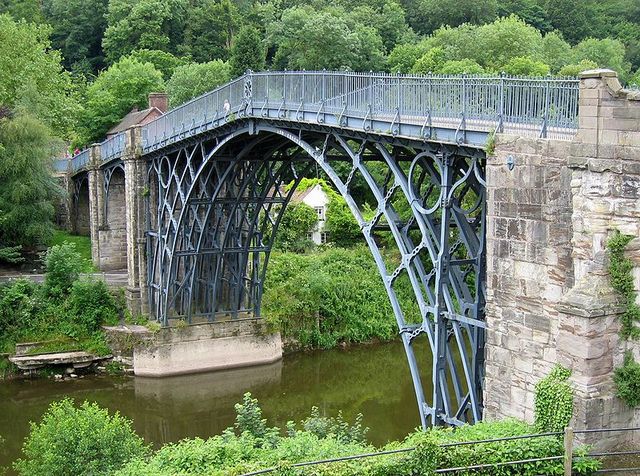 1776	Construcción del puente Coalbrookdale en Inglaterra.