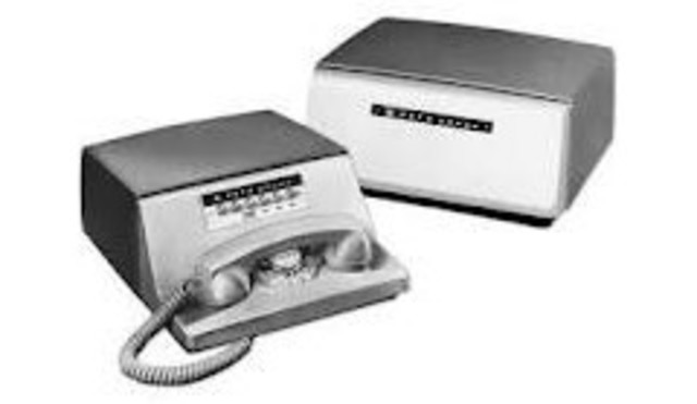 1958 - La compañía BELL crea el primer módem que permitía transmitir datos binarios sobre una línea telefónica simple.