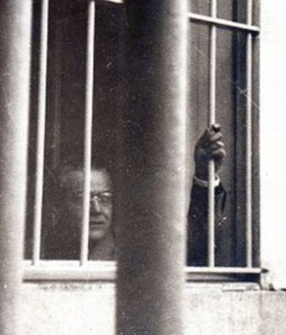 SOC. El radical Ricardo Balbín es encarcelado