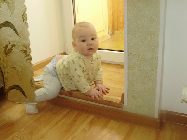 ползаю..изучаю местность квартиры