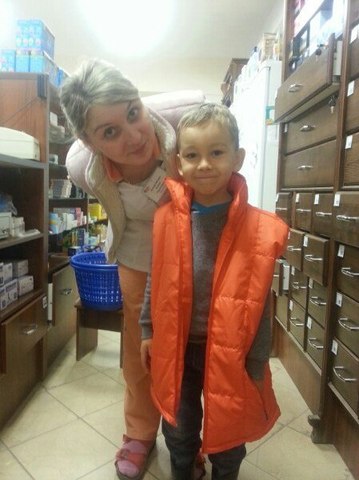 помогаю сестре работать.