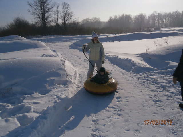 ездил с сестрой кататься на тюбингах
