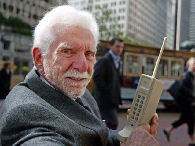 MARIN COOPER-MOTOROLA DIRIGIO EL ORIMER MOVIL PRACTICO DE MOTOROLA