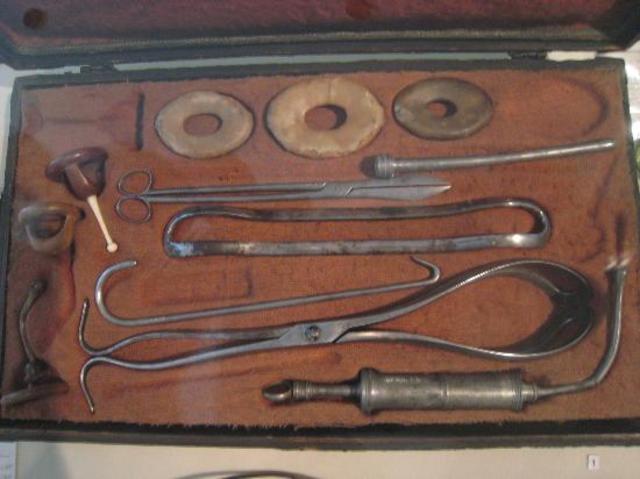 Semmelweis se licencia en Medicina