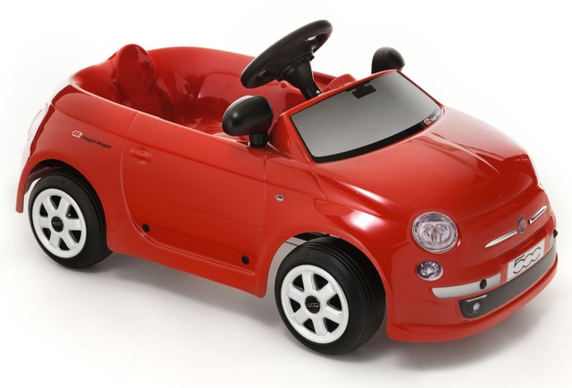 Yo: Coche eléctrico rojo de juguete