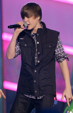Se presenta en los Kid's Choice Awards 2010