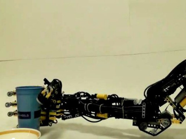 Raymond Goertz crea el primer brazo mecánico