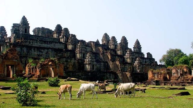 The first city of Angkor Yasodharapura is built.
