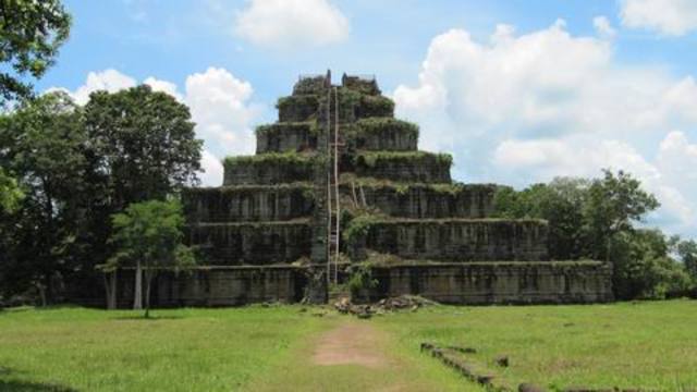 The kingdom splits. Jayavarman IV sets up a new capital.