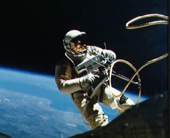 Primer paseo espacial