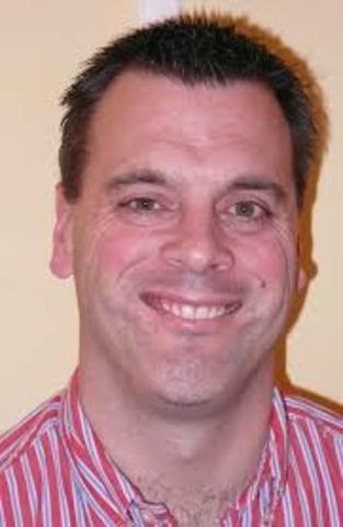 Se recluta a Pete Hines