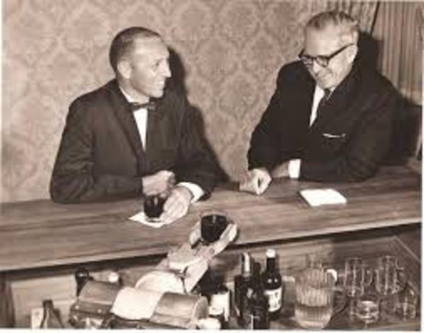 Joseph F. Engelberger  junto Devol comenzaron a trabajar en la utilización industrial de sus maquinas,