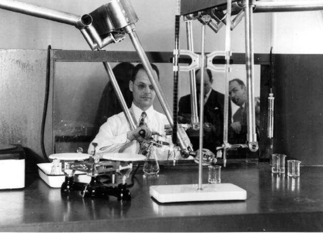 Goertz desarrollo el primer tele manipulador con servocontol bilateral