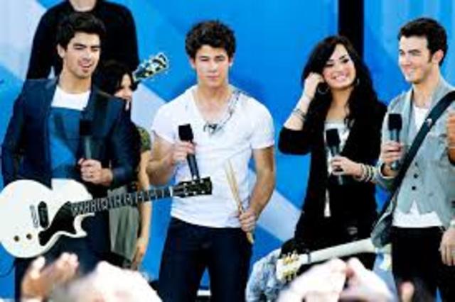 Demi joins the Jonas Bothers
