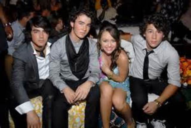 Jonas Brothers and Miley Cyrus present award at Teen Choice Awards