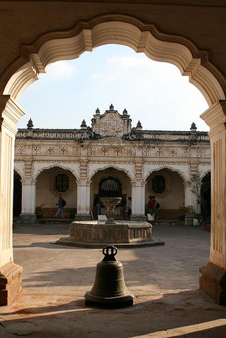 Se Funda La Real y Pontificia Universidad de San Carlos Borromeo de Guatemala
