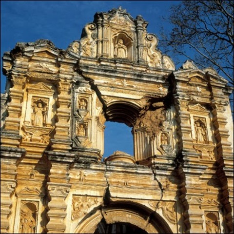 Antigua queda destruida por Terremotos