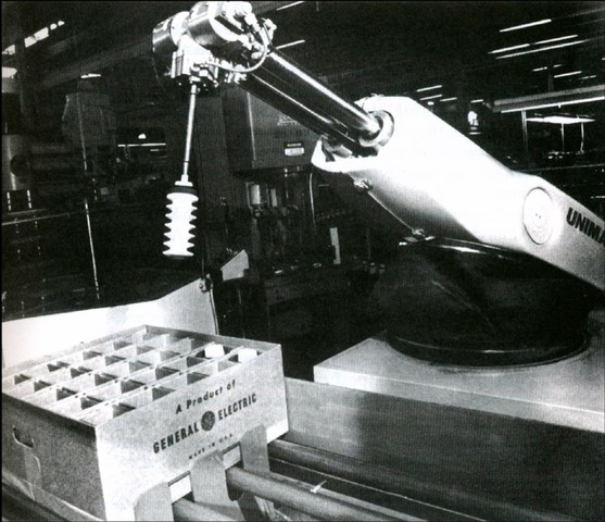 George Devol crea el primer robot programable