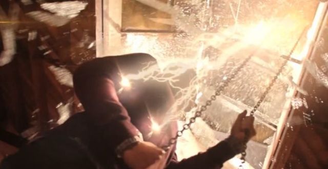 A Barry le cae un rayo