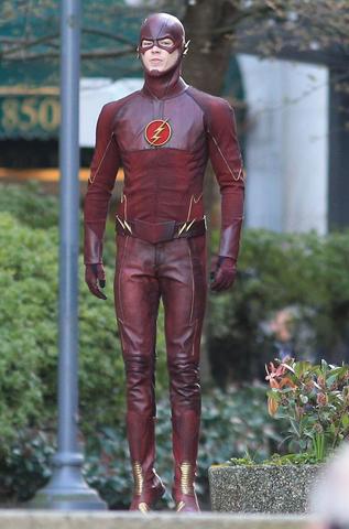 FLash se pone el traje