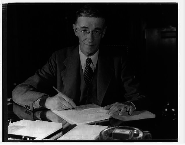 1931. Vanner Bush dissenya l'analitzador diferencial, un computador analògic electromecànic.