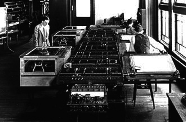 1931. Vanner Bush diseña el analizador diferencial, un computador analógico electromecánico.