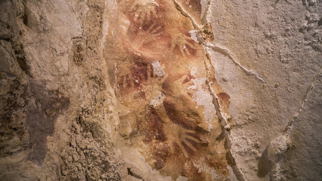 Cave Paintings in Inndonisia from 39,900 years ago