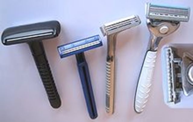 economico:Se empiezan a usar las  hojas de afeitar  de acero inoxidable