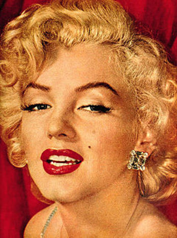 Cultural: la actriz Marilyn Monroe se casa con el dramaturgo Arthur Miller.