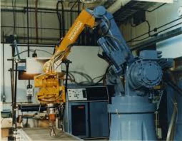 Cincinnati Milacron introdujo el robot T3 con control por computadora.