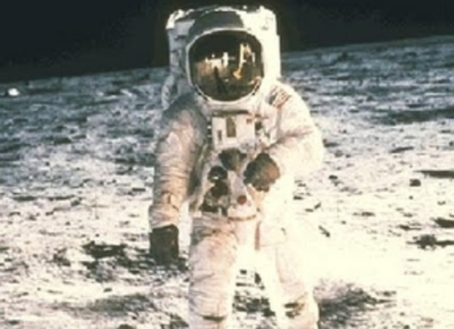 El hombre camina sobre la Luna.