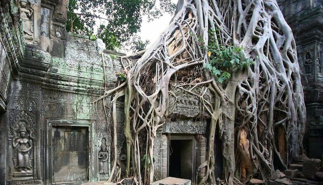 Khmers Abandon Angkor