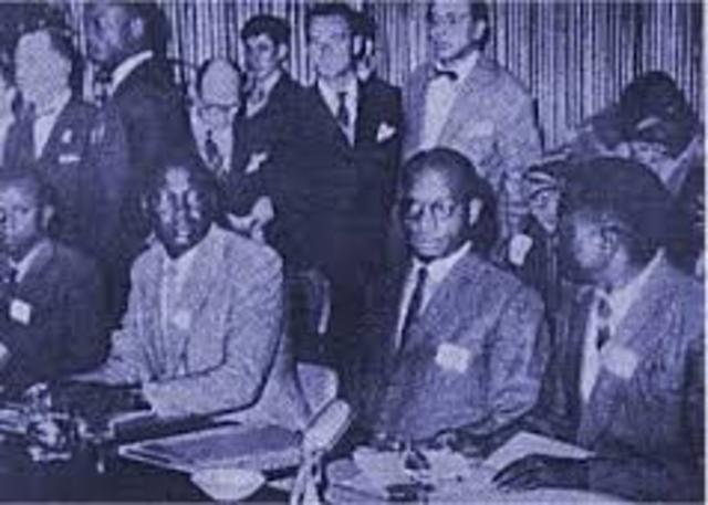 Conferencia entre los funcionario belgas y representantes congoleños.