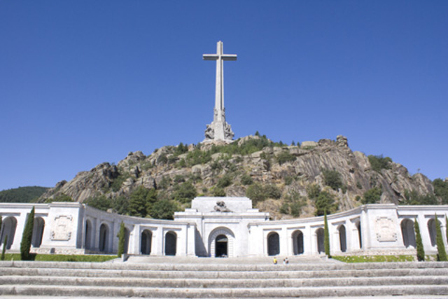 Atentado contra la cruz de los caidos- España.