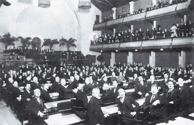 El Reino de Italia abandona la Sociedad de Naciones.